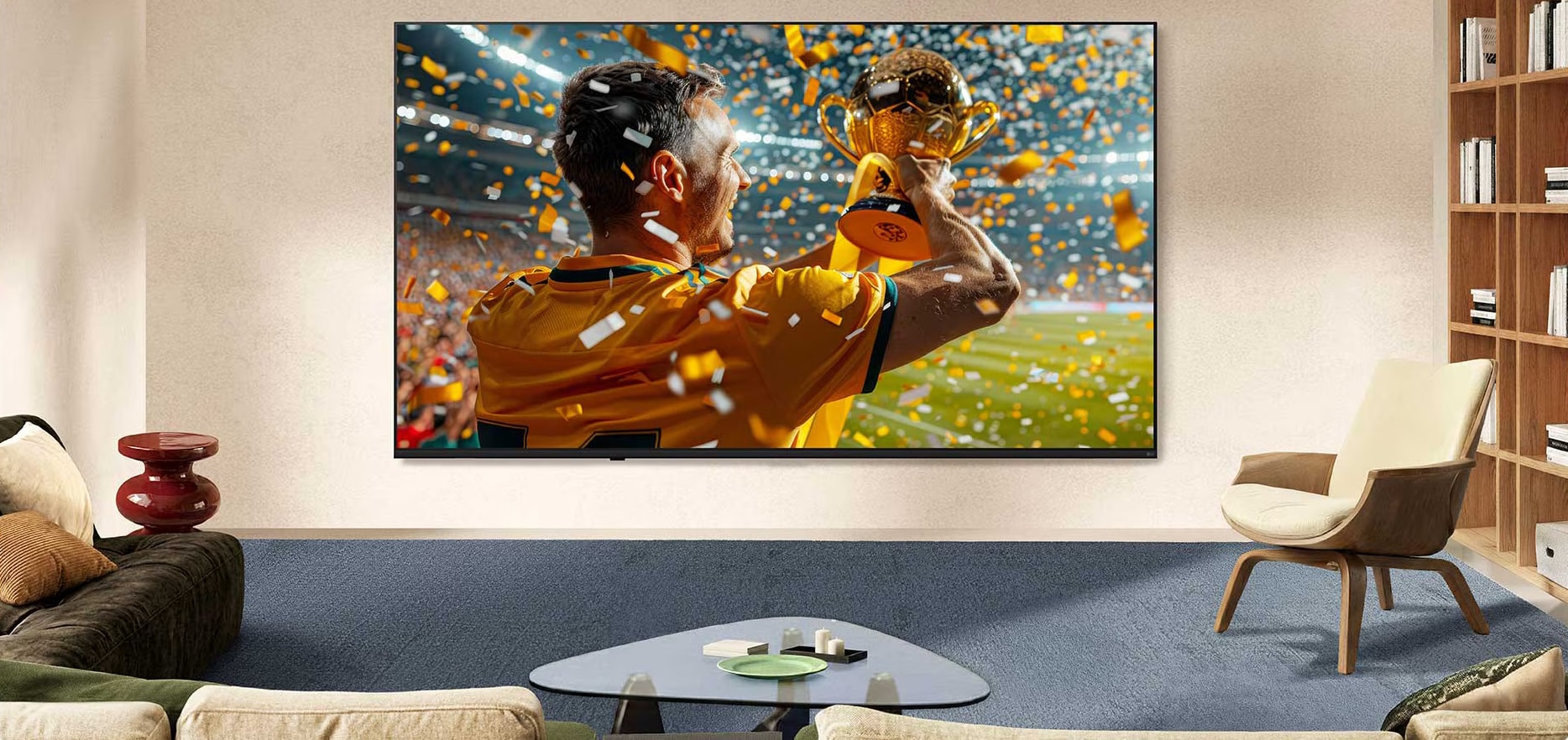 LG NANO 4K UHD AI NU85 Ultra Big TV е монтиран на стената в дневната и показва мащабна сцена от спортна победа.