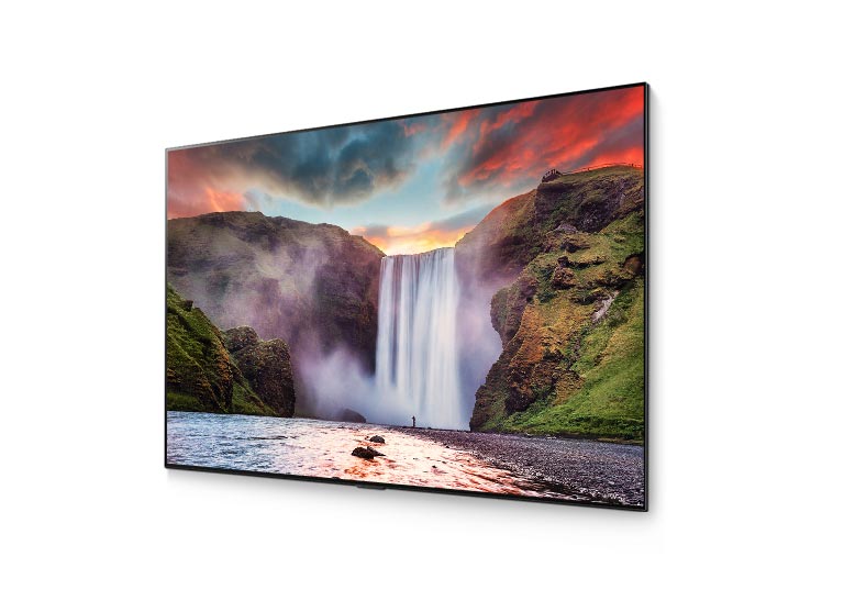 Великолепен водопад сред красива околност, показан на екрана на OLED телевизор (възпроизвеждане на видеоклипа)