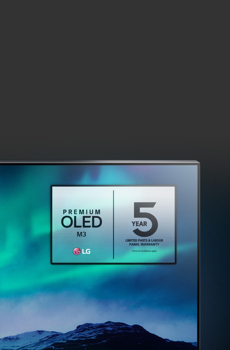 На LG OLED телевизор се показва изображение на Северното сияние. Горният ъгъл на телевизора се показва на черен фон, където продължава подобна на небе градация. Логото на 5-годишната грижа за панела също се показва на телевизионния екран.