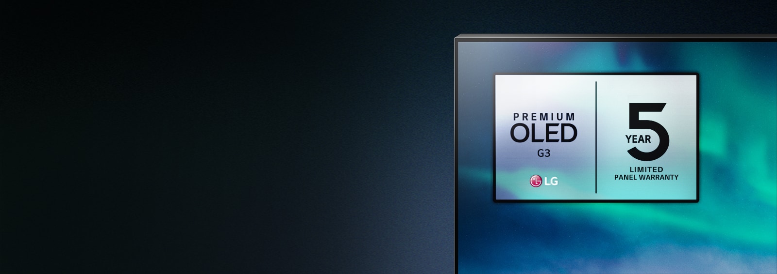 На екрана на LG OLED телевизор е показано изображение на северно сияние. Горният край на телевизора е показан на черен фон, където продължава подобно на небе преливане на цветовете. На телевизионния екран също така е показано лого на 5-годишна грижа за панела.