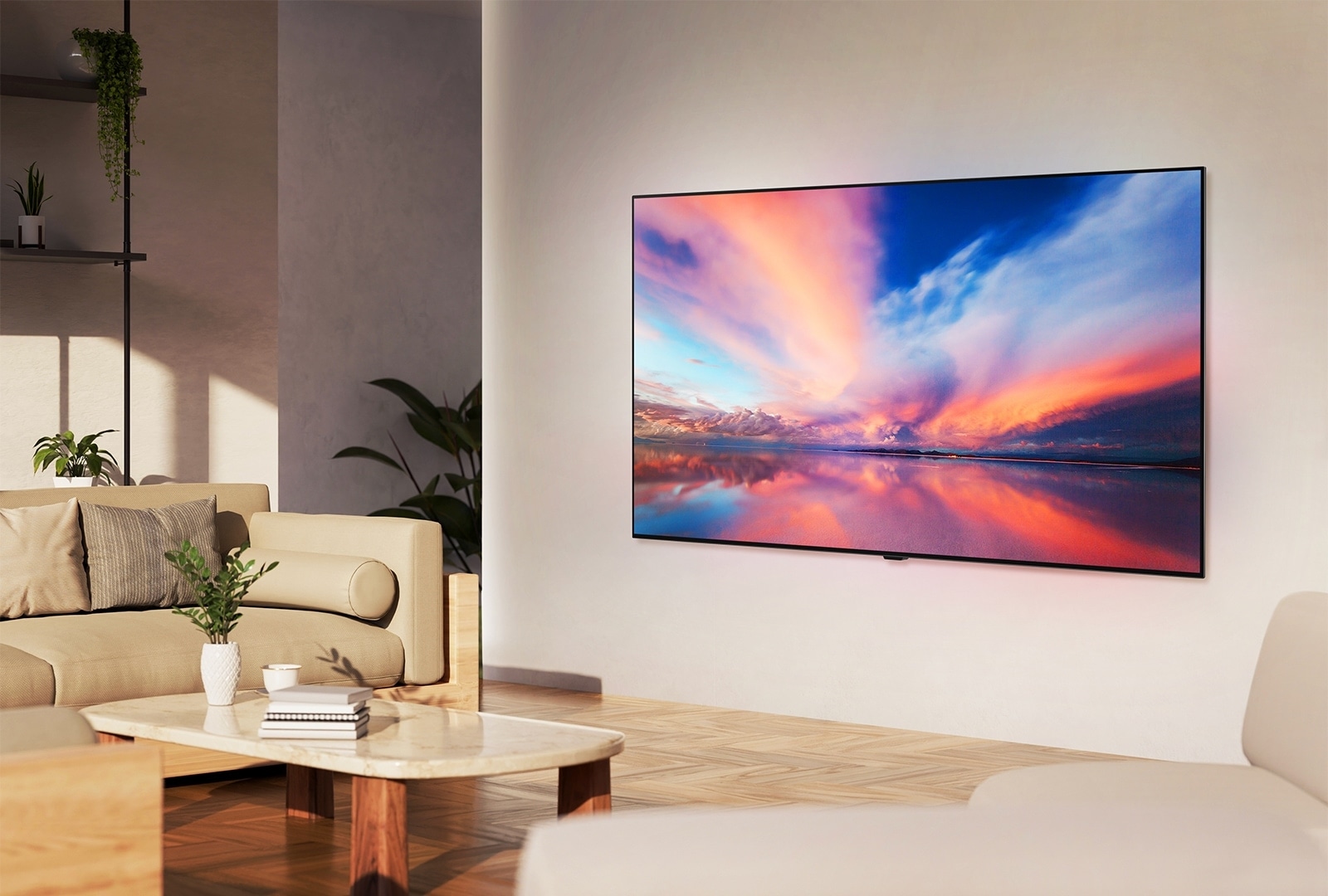 LG OLED TV, OLED C4, обърнат на 45 градуса наляво, показващ красив залез с лодка в езеро, като телевизорът е свързан с LG Soundbar чрез скобата Synergy в малко жилище.