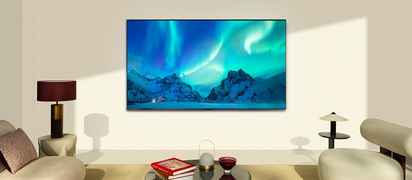 LG OLED TV и LG Soundbar в съвременен дом през деня. На екрана се показва изображението на полярното сияние с идеалното ниво на яркост.