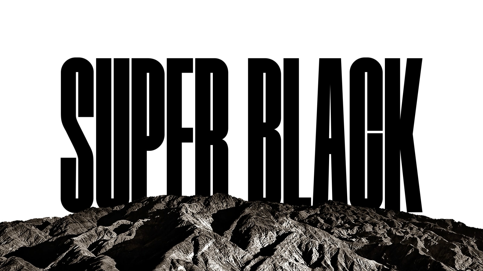 Думите SUPER BLACK са изписани с удебелени черни букви. След това се издига черна високопланинска сцена с ясна резолюция, която покрива буквите, и разкрива село и пясъчни дюни. Черното изображение изчезва зад черното небе.