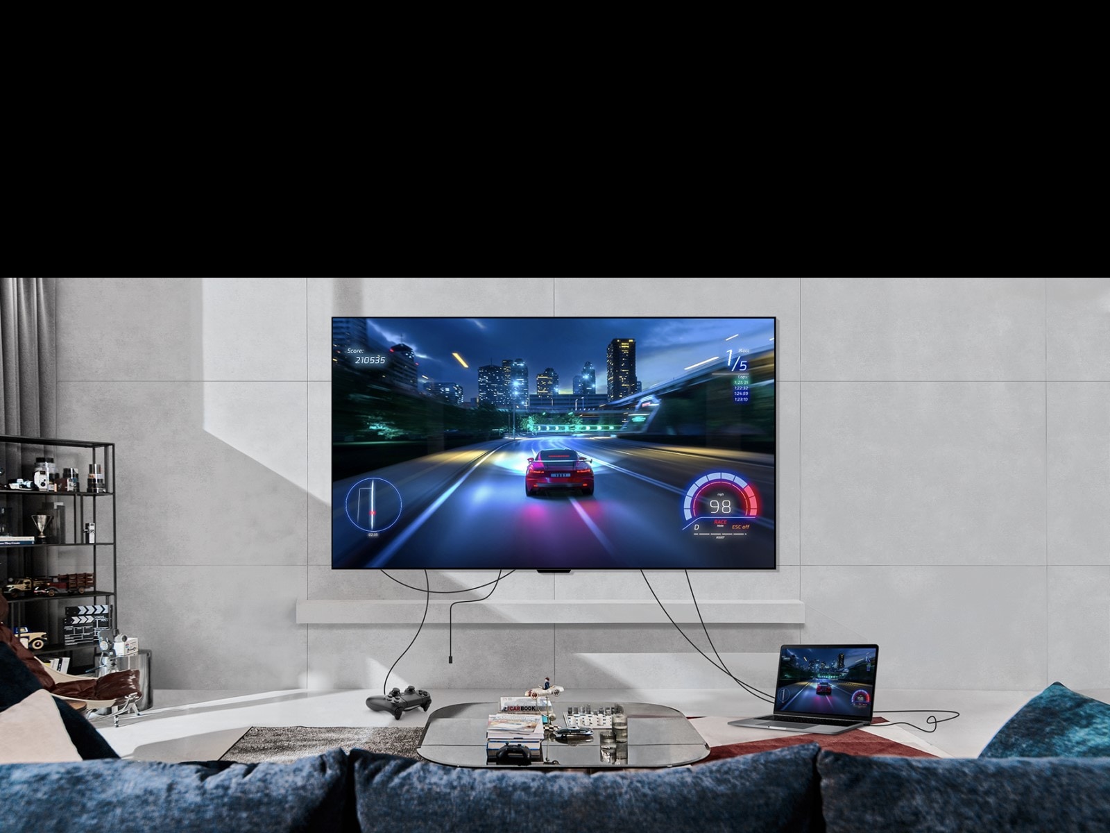 LG SIGNATURE OLED M4, монтиран на стената в хола, и конзола за игри и лаптоп, свързани с разхвърляни кабели в цялата стая. Конзолата и лаптопът изчезват, а след това се появяват, подредени със Zero Connect Box на масата. Появява се червен Wi-Fi сигнал, червен лъч се насочва към телевизора и се появяват червени кръгове.