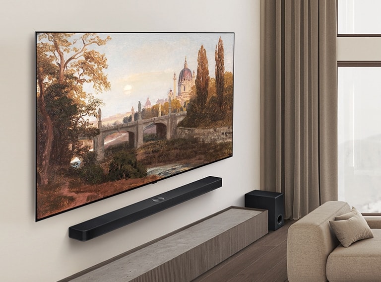 В многоцветна всекидневна стенно монтиран LG OLED ТВ със саундбар. Перспективата е под ъгъл и показва изключително тънката рамка на телевизора до стената. 