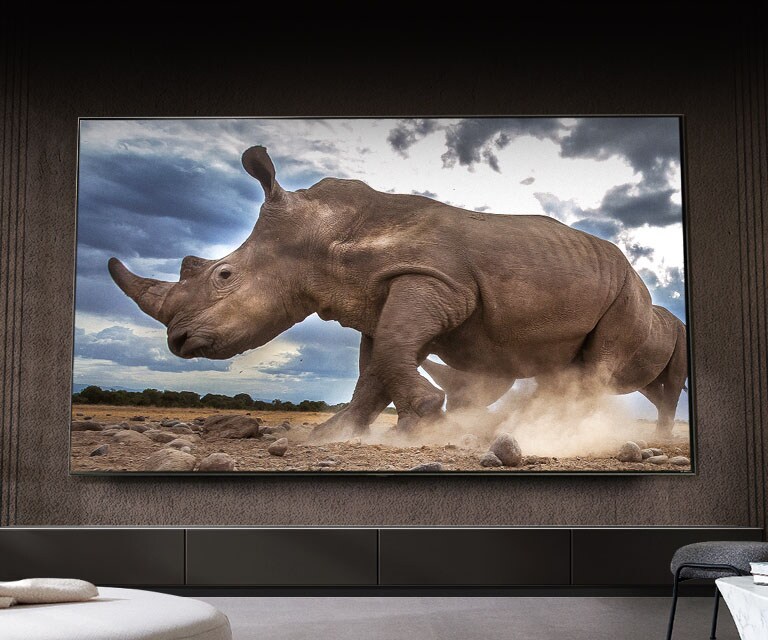 Ултраголемият екран на QNED телевизора изглежда величествено от ъгъл отдолу.