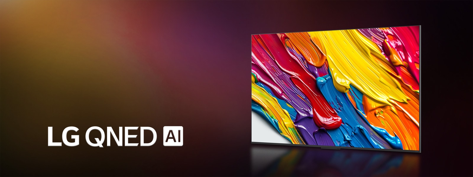 LG QNED TV je nameščen pod rahlim kotom levo in prikazuje barvne teksture, ki se mešajo v rdečo, rumeno, zeleno, modro in vijolično. Za televizorjem je procesor Alpha 7 AI Gen8, ki oddaja oranžno svetlobo. Logotip LG QNED AI se nahaja v spodnjem levem kotu. Ozadje je obarvano v črnem, oranžnem in vijoličnem gradientu. Poleg tega je vidno besedilo, ki ga nadzoruje procesor Alpha 7 AI Gen8