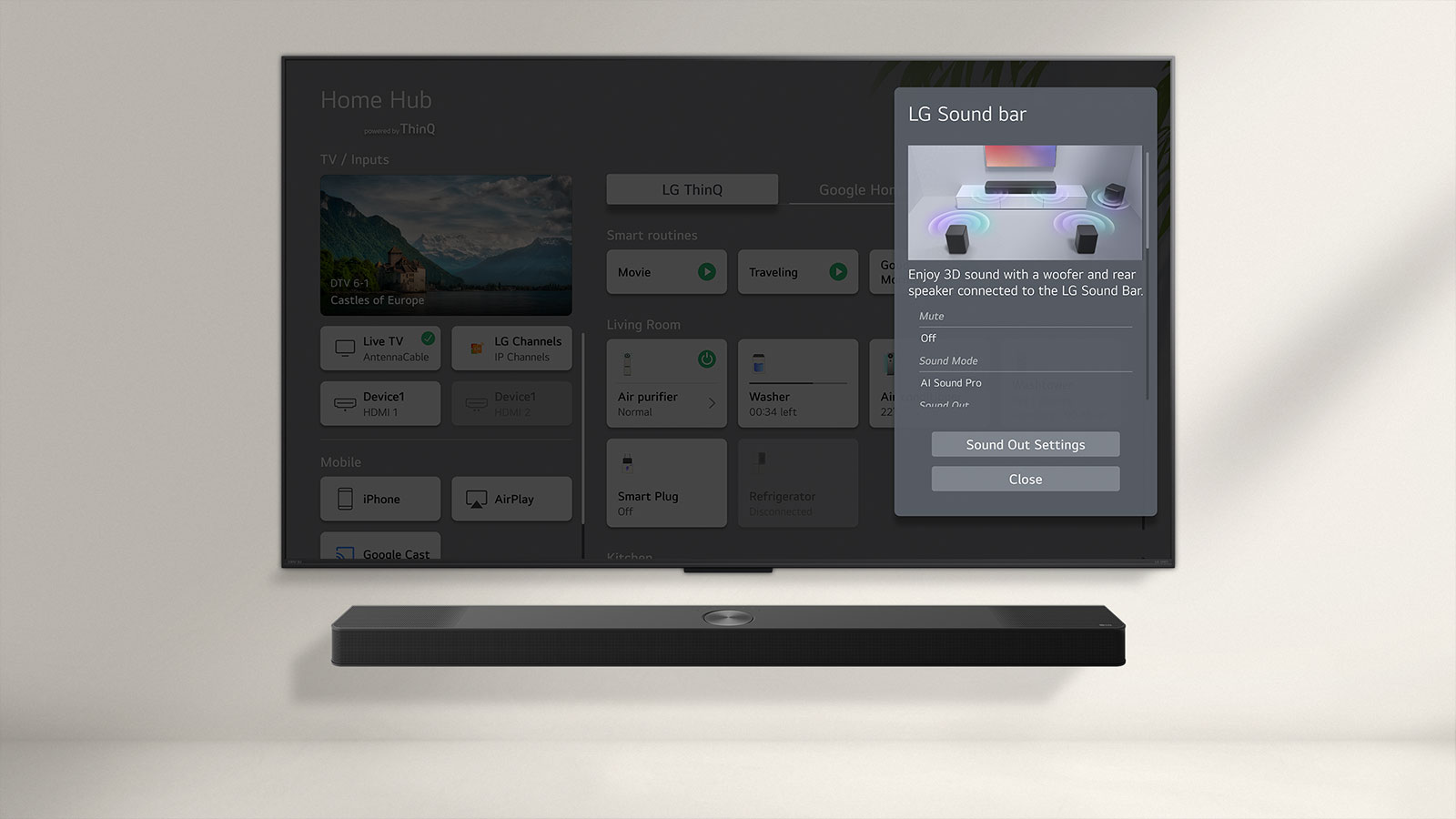LG Soundbar je pod LG QNED TV. Na zaslonu televizorja je uporabniški vmesnik za zvočno vrstico in nadzor glasnosti televizorja.