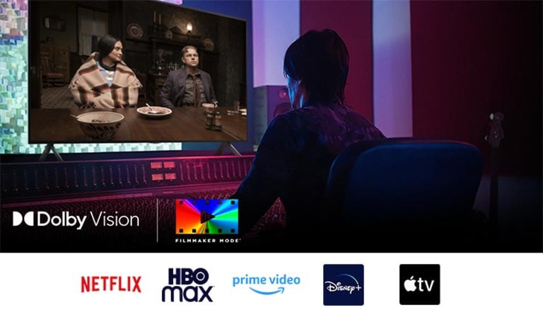 Режисьор пред контролния панел редактира филма „Убийците на цветната луна“ на LG QNED TV. Долу вляво логото на Dolby Vision и FILMMAKER MODE. Под изображението са показани логата на Netflix, HBOmax, Prime Video, Disney Plus, Apple TV и LG Channels. 