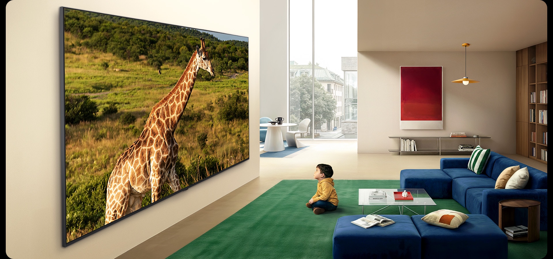 LG QNED evo AI QNED85 Mini LED Ultra Big TV на стена във всекидневна и изобразява жираф в естествен пейзаж с ярки детайли.