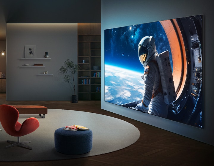 LG QNED evo AI QNED85 Mini LED Ultra Big TV на стената в съвременно жилищно помещение и показва мащабна сцена с астронавти.
