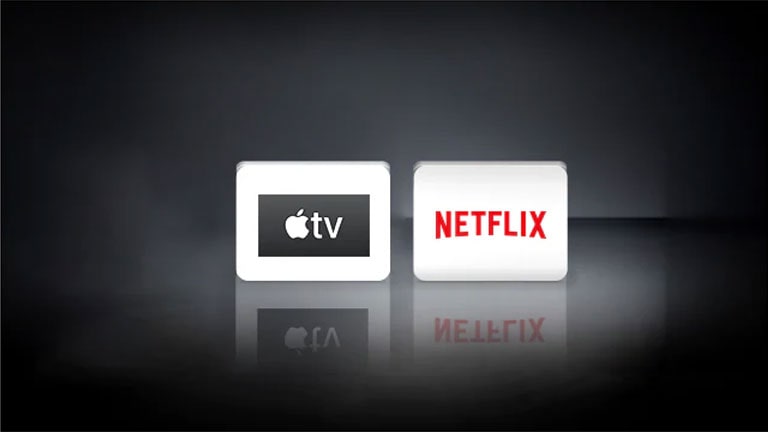 Логото на Apple TV и логото на Netflix са подредени на черен фон.