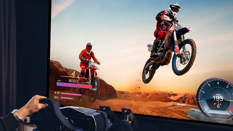 Снимка в близък план на геймър, който играе игра с велосипедно състезание на телевизионен екран.