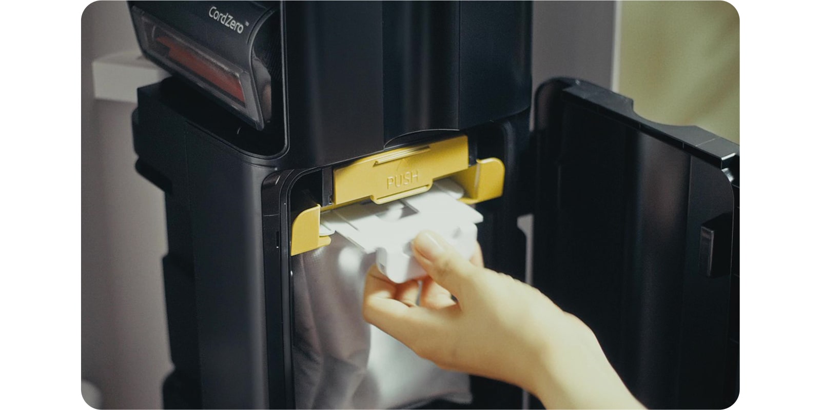 It shows the removal scene of a disposable bag that collects empty dust through the Auto Dust Empty function.