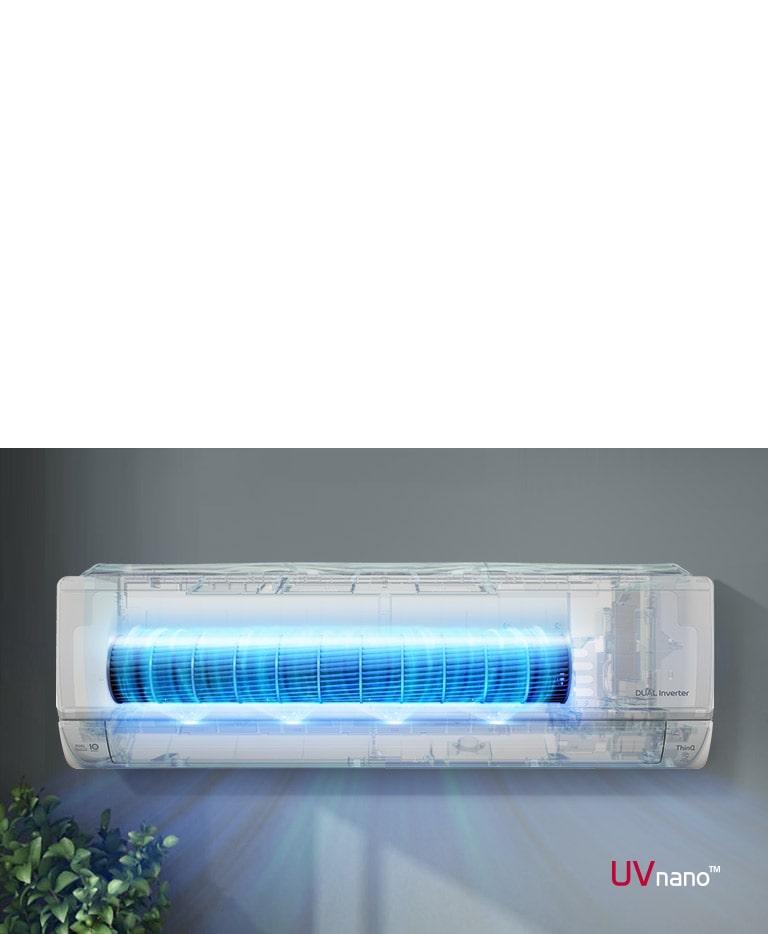 Видео показва изглед отпред на климатика, монтиран на стена. Вижда се вътрешното устройство на предната част на машината и тя се включва, за да покаже вътрешните работи. Вентилаторите са осветени в синьо, за да покажат UV LED светлината, която премахва бактериите. Въздух се издухва от машината. Логото на UVnano е в долния десен ъгъл.