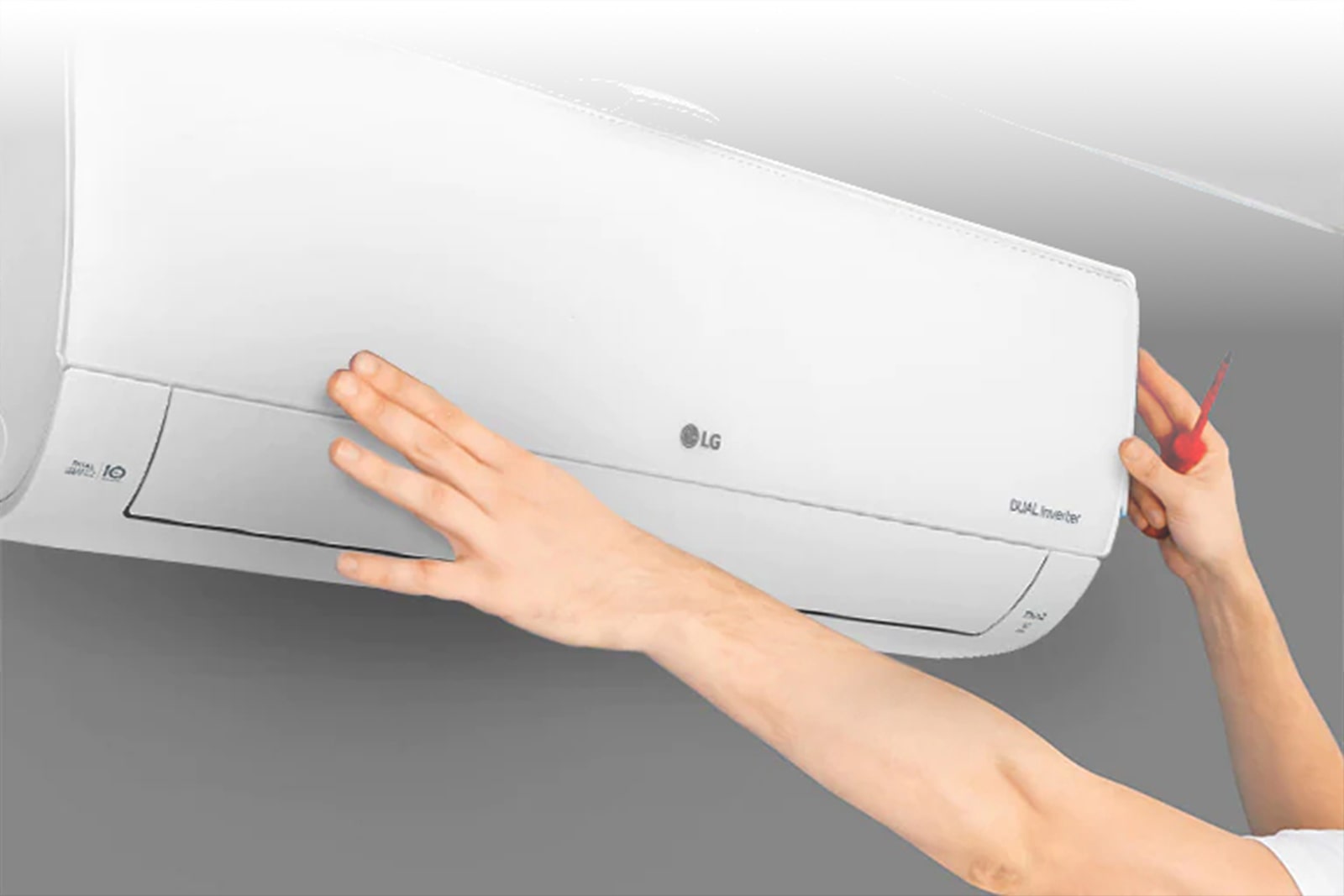 Сервизният работник ремонтира климатика.