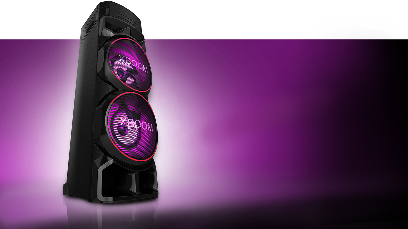 Изглед под малък ъгъл на лявата страна на LG XBOOM на пурпурен фон. Светлината на XBOOM също е пурпурна.