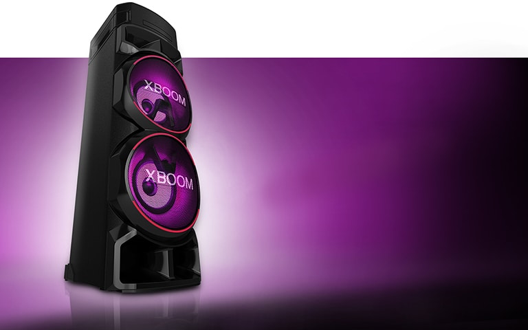 Изглед под малък ъгъл на лявата страна на LG XBOOM на пурпурен фон. Светлината на XBOOM също е пурпурна.