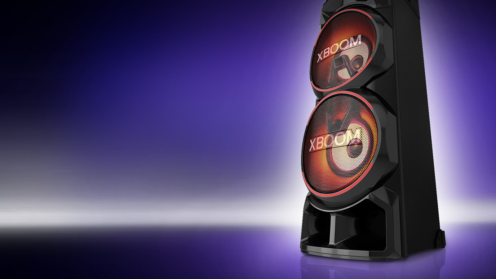 Изглед под малък ъгъл на дясната страна на LG XBOOM на пурпурен фон. Светлините на XBOOM са червени.