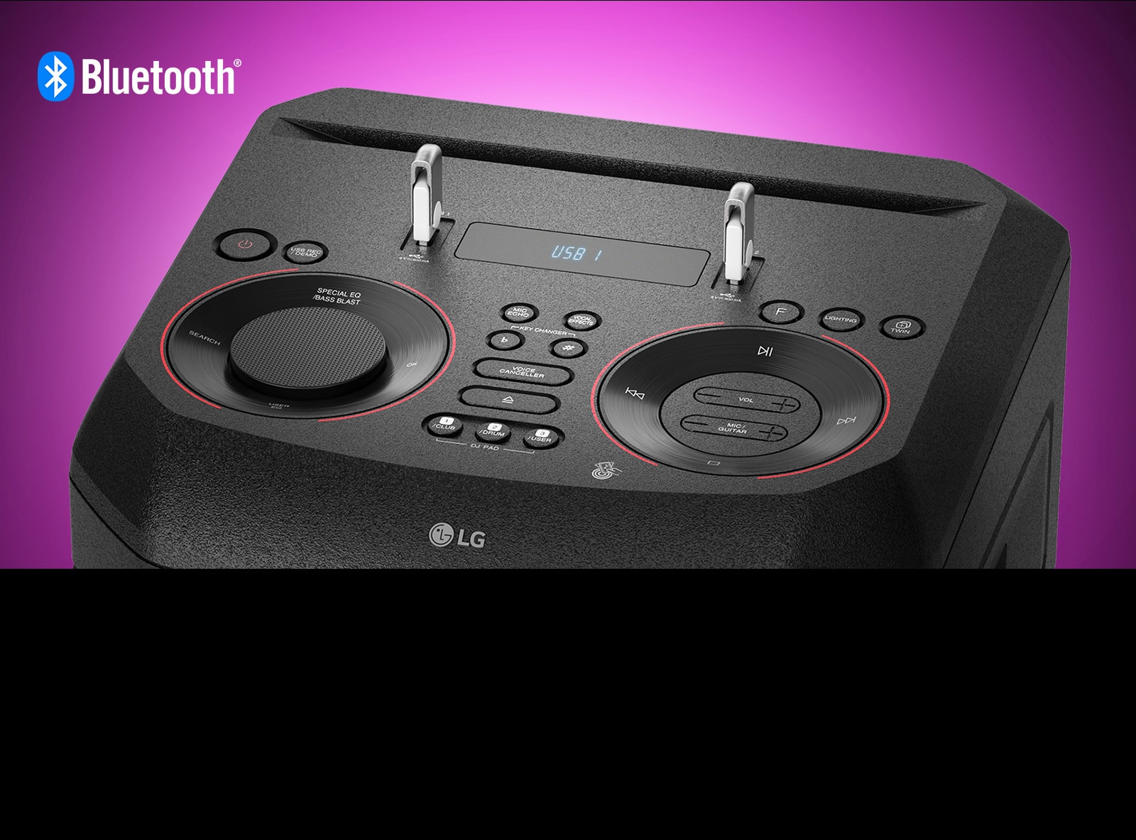Изглед в близък план на контролите от горната страна на LG XBOOM с две включени USB памети. В горния ляв ъгъл е показано логото на Bluetooth.