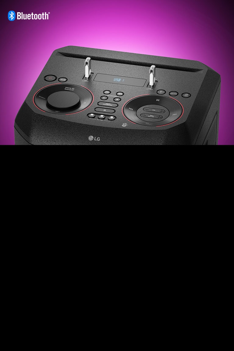 Изглед в близък план на контролите от горната страна на LG XBOOM с две включени USB памети. В горния ляв ъгъл е показано логото на Bluetooth.