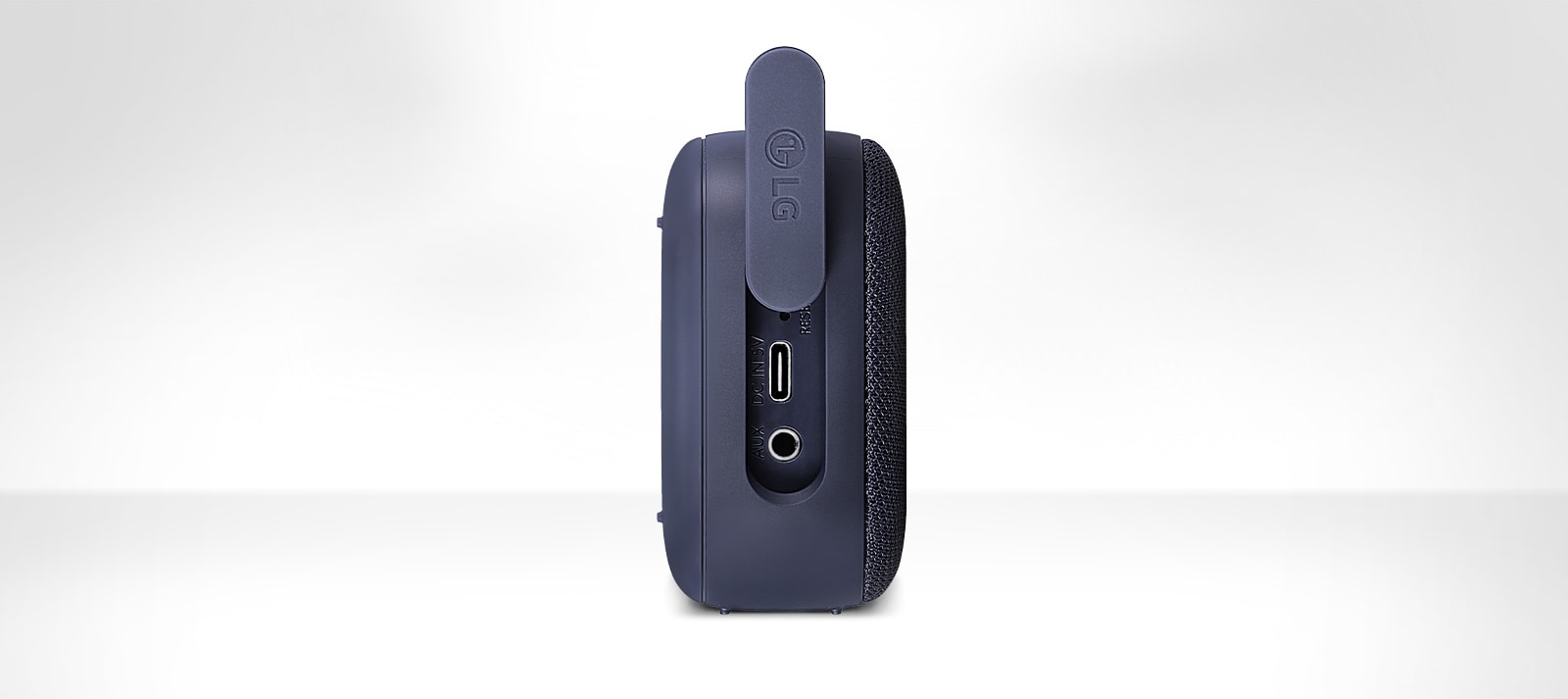 Изглед отзад на вертикален LG XBOOM Go PN1.