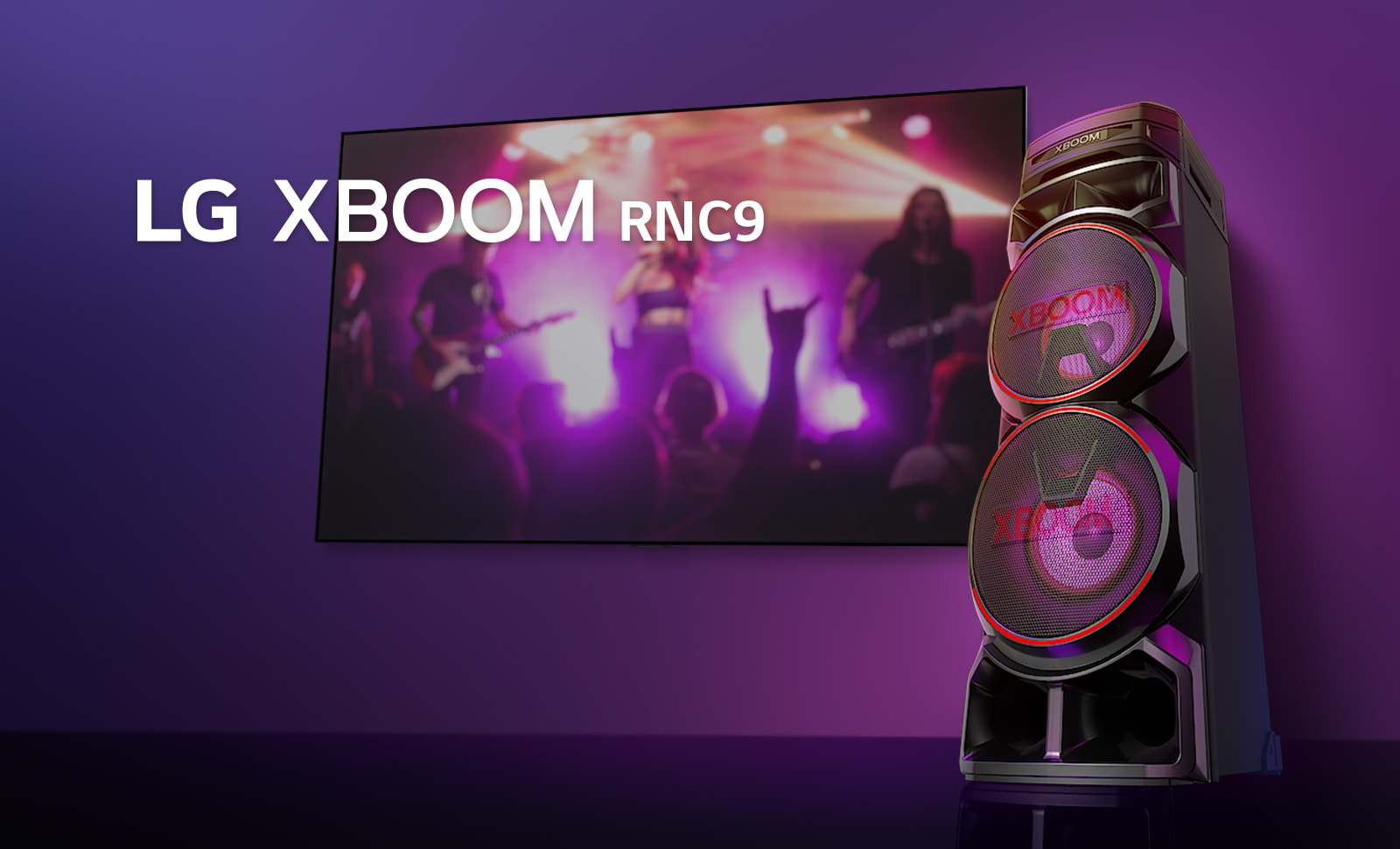Изглед под нисък ъгъл на дясната страна на LG XBOOM RNC9 на пурпурен фон. Светлината на XBOOM също е пурпурна. И телевизионен екран, на който се показва концертна сцена.
