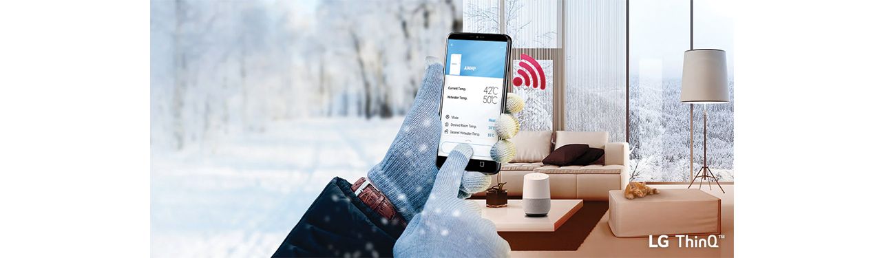 държи смартфон и използва функцията ThinQ на LG