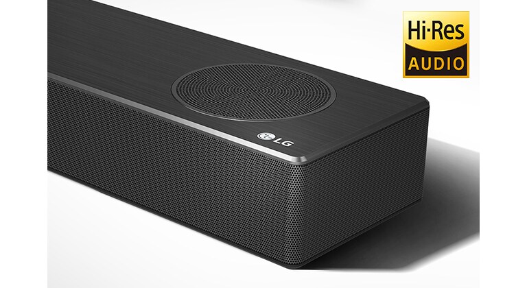 Близък план на дясната страна на саундбар LG с логото на LG в долния десен ъгъл. Над продукта се вижда логото на Hi-Res.