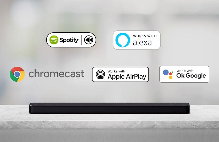 На сив рафт е поставен саундбар и има лога на AI платформата по реда на Spotify, Alexa, Chromecast, Apple Airplay и OK Google от ляво надясно.