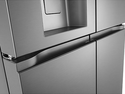 Близък кадър на скритата дръжка на LG хладилник