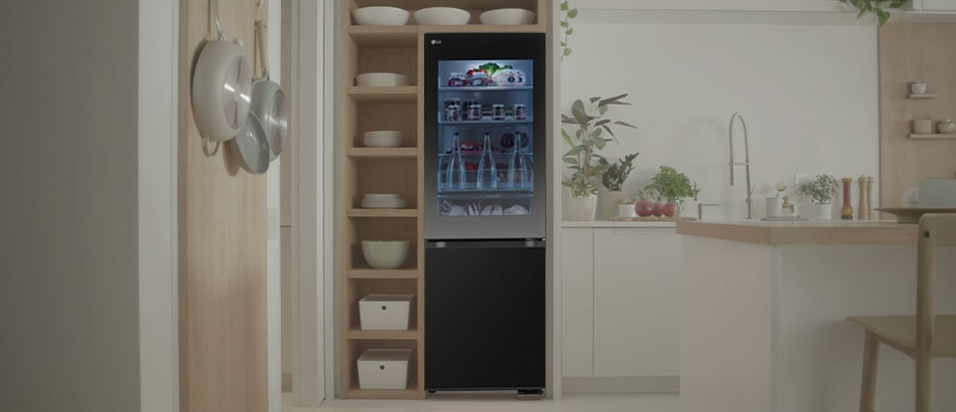 Изображение на LG InstaView хладилника с долна камера, поставен в кухня.