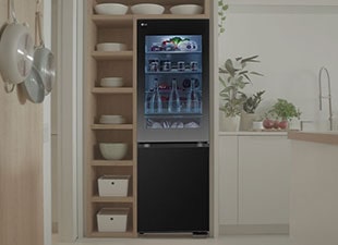 Изображение на LG InstaView хладилника с долна камера, поставен в кухня.