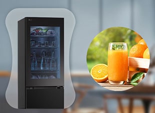 Изображение на LG InstaView хладилник с долна камера и пресен портокалов сок един до друг.