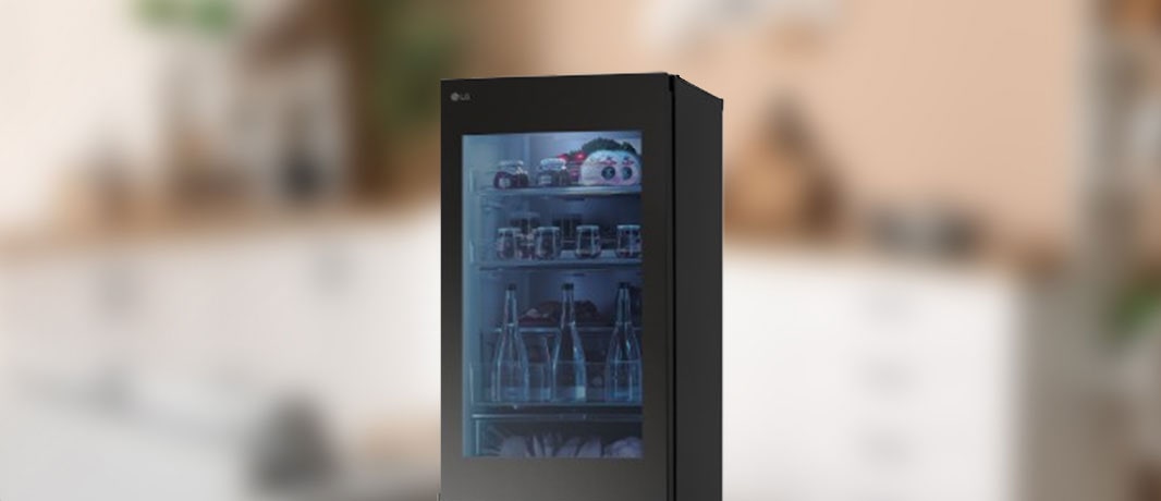 Изображение на InstaView™ вратата на хладилник с жълто осветление.