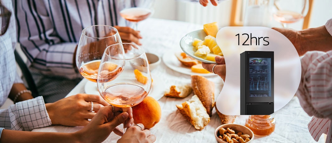 Хората вдигат тост върху изображението и малко изображение на горната част на хладилник се вижда в балон с 12-часово заглавие.