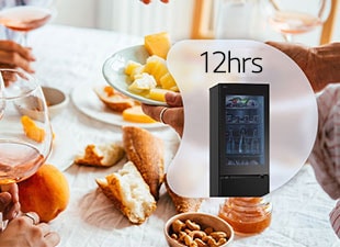 Хората вдигат тост върху изображението и малко изображение на горната част на хладилник се вижда в балон с 12-часово заглавие.