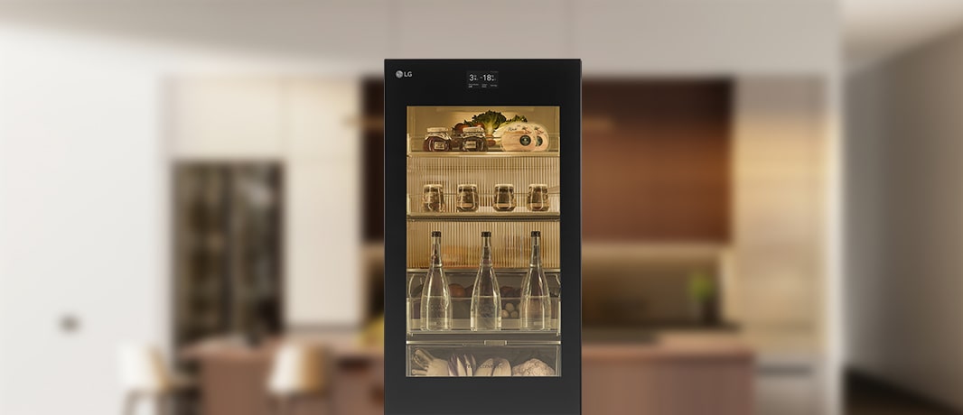 Снимката е фокусирана върху горната част на хладилника. Светлината на InstaView е включена и се вижда покритието FoodCover.