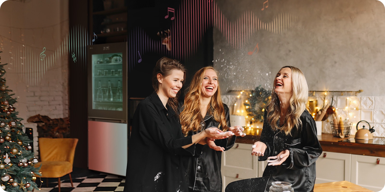 Изображение на жени, които се забавляват в кухнята, докато музиката идва от хладилник.
