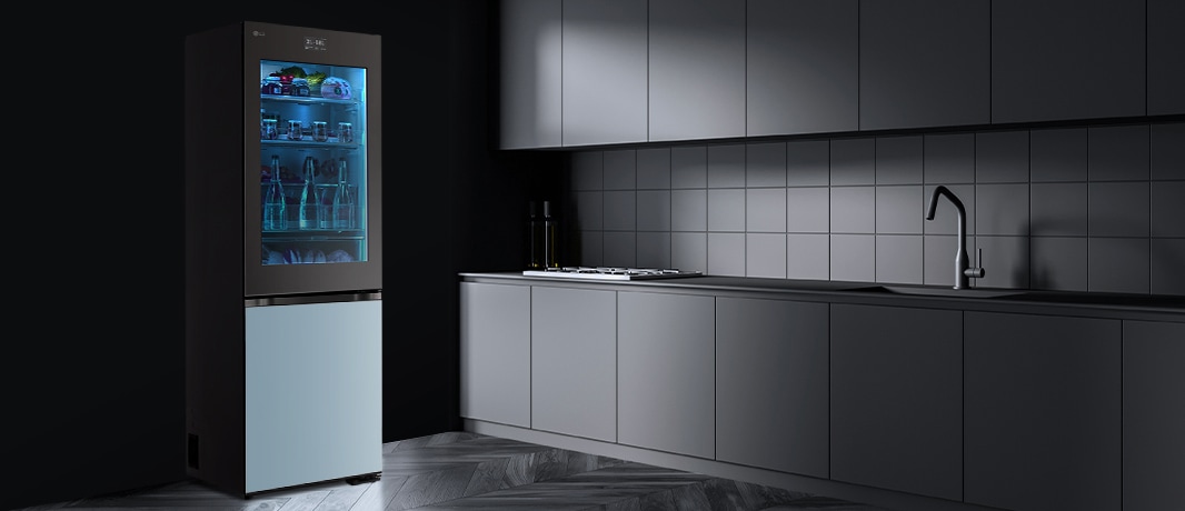 Образът на тъмна кухня с меко светещ хладилник.