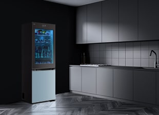 Образът на тъмна кухня с меко светещ хладилник.