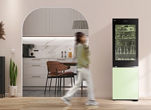 Изобразяване на човек, който се приближава до хладилника, и ярко светещ хладилник.