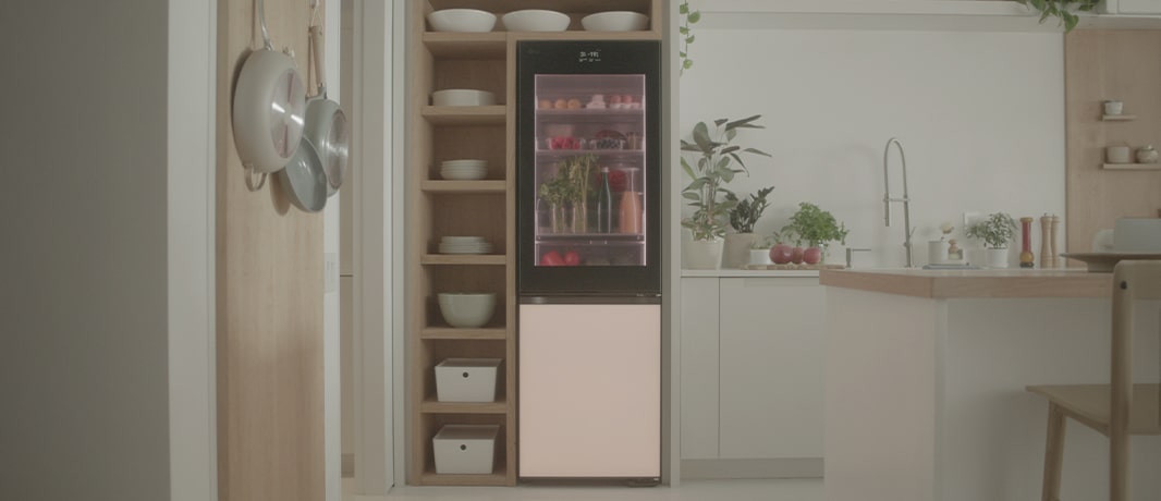 Изображение на LG InstaView с MoodUP хладилник с долна камера, поставен в кухня.