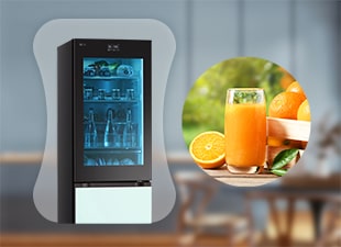 Изображение на LG InstaView с MoodUP хладилник с долна камера и пресен портокалов сок един до друг.