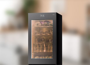 Изображение на InstaView™ вратата на хладилник с жълто осветление.