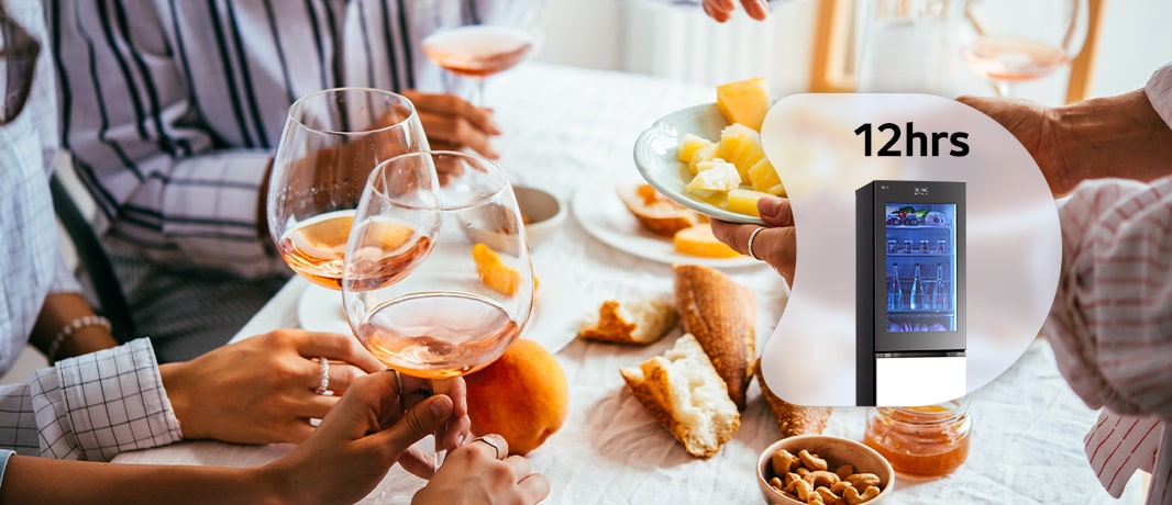 Хората вдигат тост върху изображението и малко изображение на горната част на хладилник се вижда в балон с 12-часово заглавие.