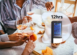 Хората вдигат тост върху изображението и малко изображение на горната част на хладилник се вижда в балон с 12-часово заглавие.