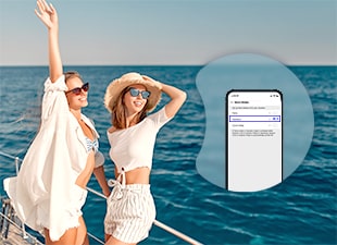 Изображение на приложението LG ThinQ в балон, докато две жени се оглеждат на лодка в морето.