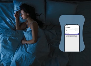 Изображение на приложението ThinQ в мехурче, което се вижда, докато жена спи в легло