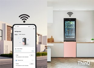 Разделено изображение на смартфон, използващ приложението LG ThinQ на улицата, и LG InstaView с MoodUP хладилник с долан камера в кухнята, свързани помежду си чрез Wi-Fi.